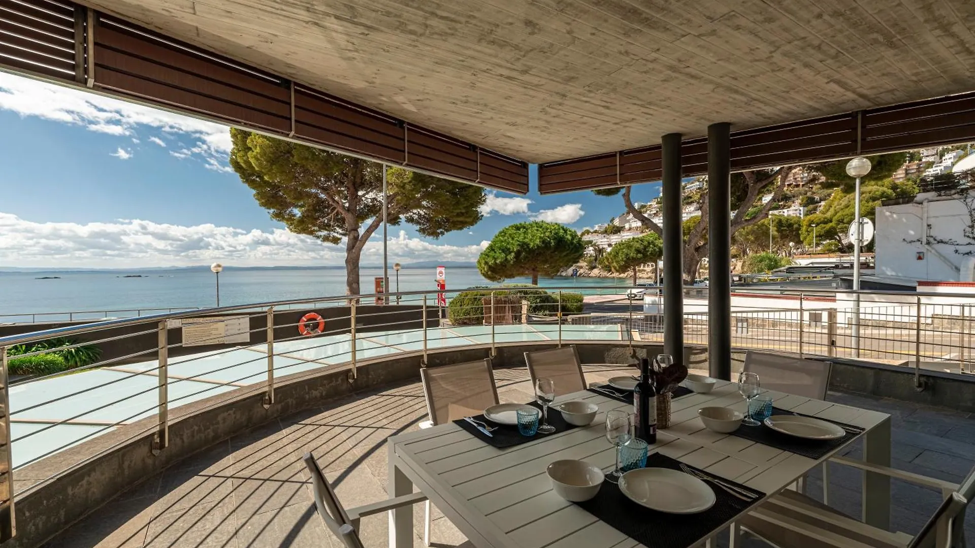 Apartamento Con Gran Terraza Delante Del Mar Roses Spain